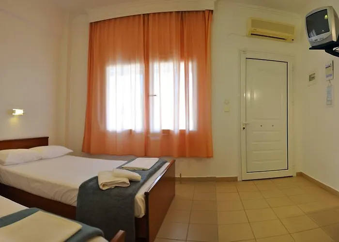 Adonis Hotel *